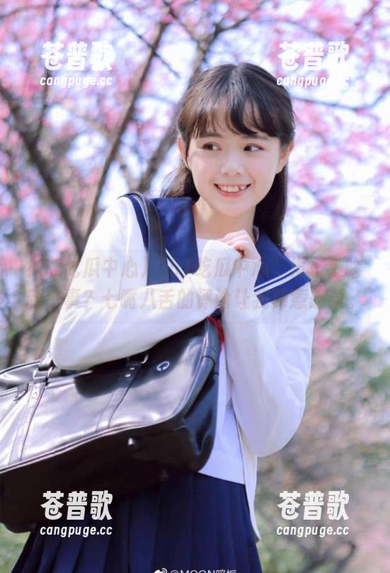 “51吃瓜中心”发布了啥新鲜事？七嘴八舌的评论让我肆意想象。