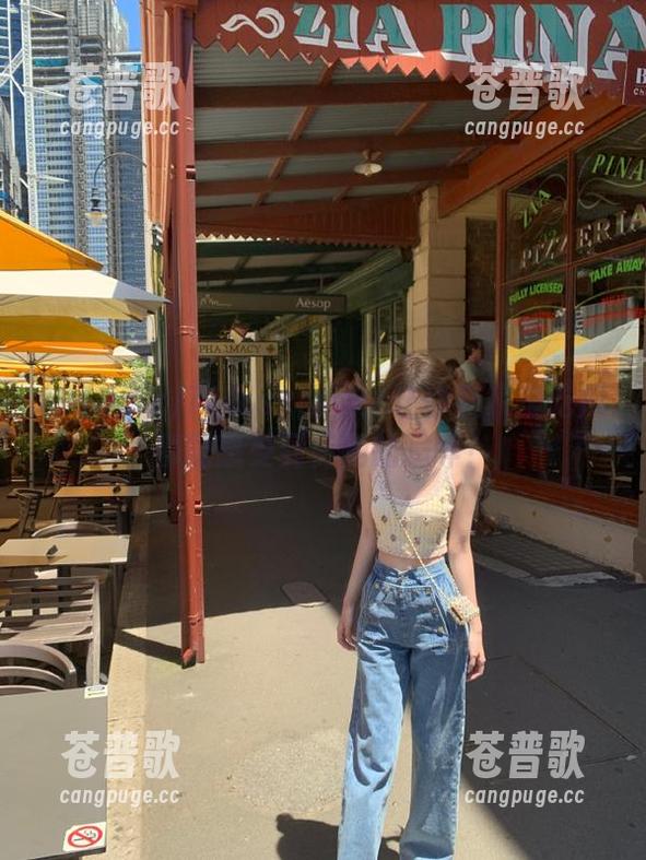 718.sx网页：让你在家里吃瓜都能感受到街角的喧哗！