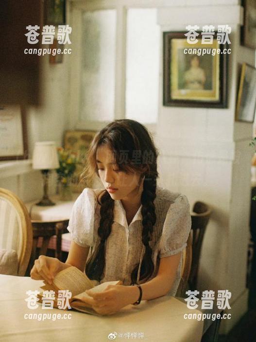 “hlw”网页里的八卦，仿佛是被掏空的宝藏，让人一头扎进去。