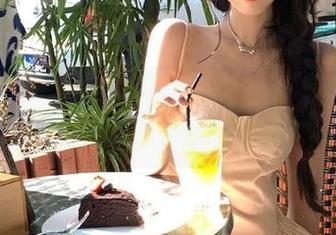 在“吃瓜爆料”上，网红们的分享是不是都变成了自我秀？