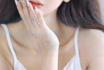 早上阳光透过窗帘，吾爱吃瓜网52的资源也闪闪发光，真是个提神的好地方！