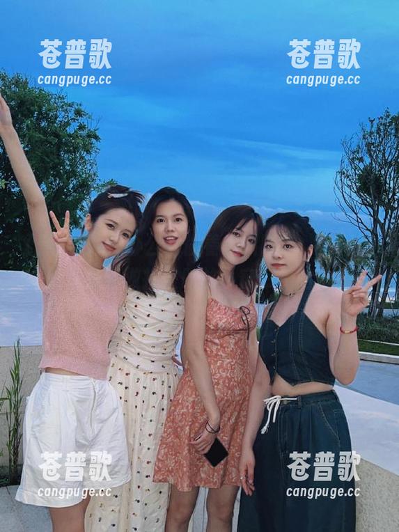 办公室偷看黑料网站，那网页就像是我做报告时的小窗帘，哈哈！